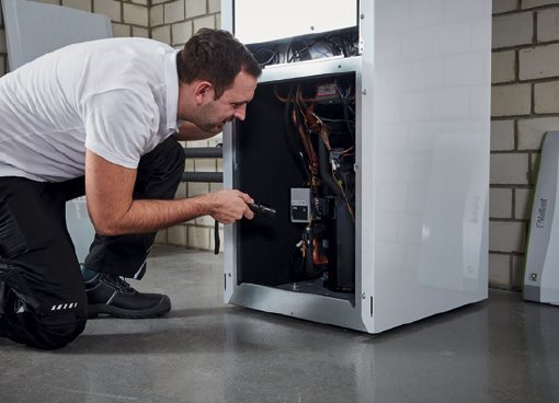 Wartung einer Vaillant Wärmepumpe durch einen Techniker